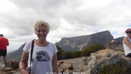 191222_131536-Moon op Leeukop met Tafelberg op de achtergrond.jpg